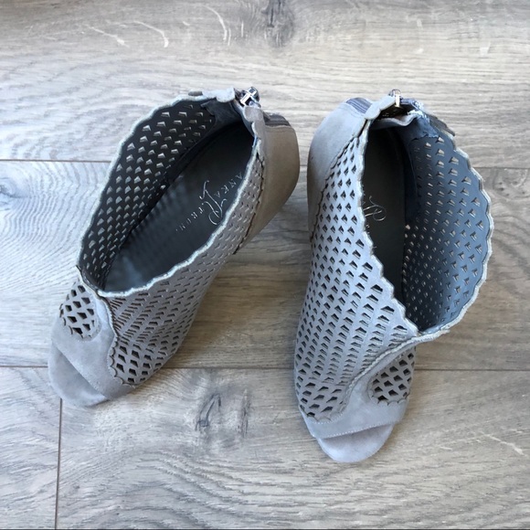 Excellent condition Ivanka Trump Didia Heels Grey - Picture 3 of 6